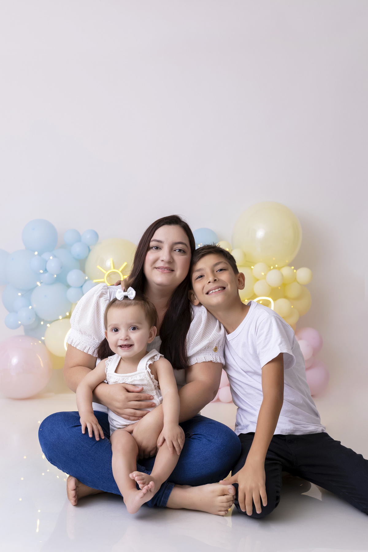 Bebê em ensaio Smash the Fruit tema sol com frutas frescas, cenário colorido e alegre, fotos de 1 ano em estúdio fotográfico em Caraguatatuba