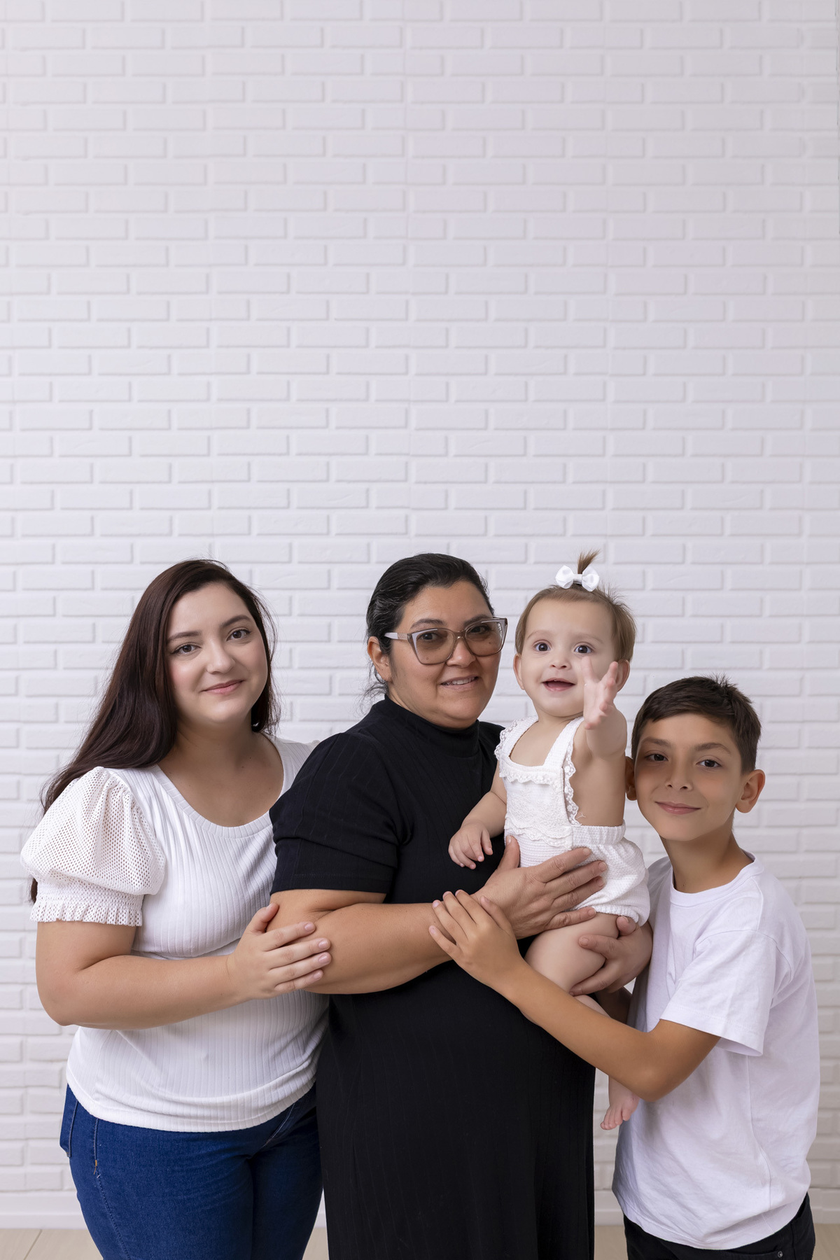 Bebê em ensaio Smash the Fruit tema sol com frutas frescas, cenário colorido e alegre, fotos de 1 ano em estúdio fotográfico em Caraguatatuba