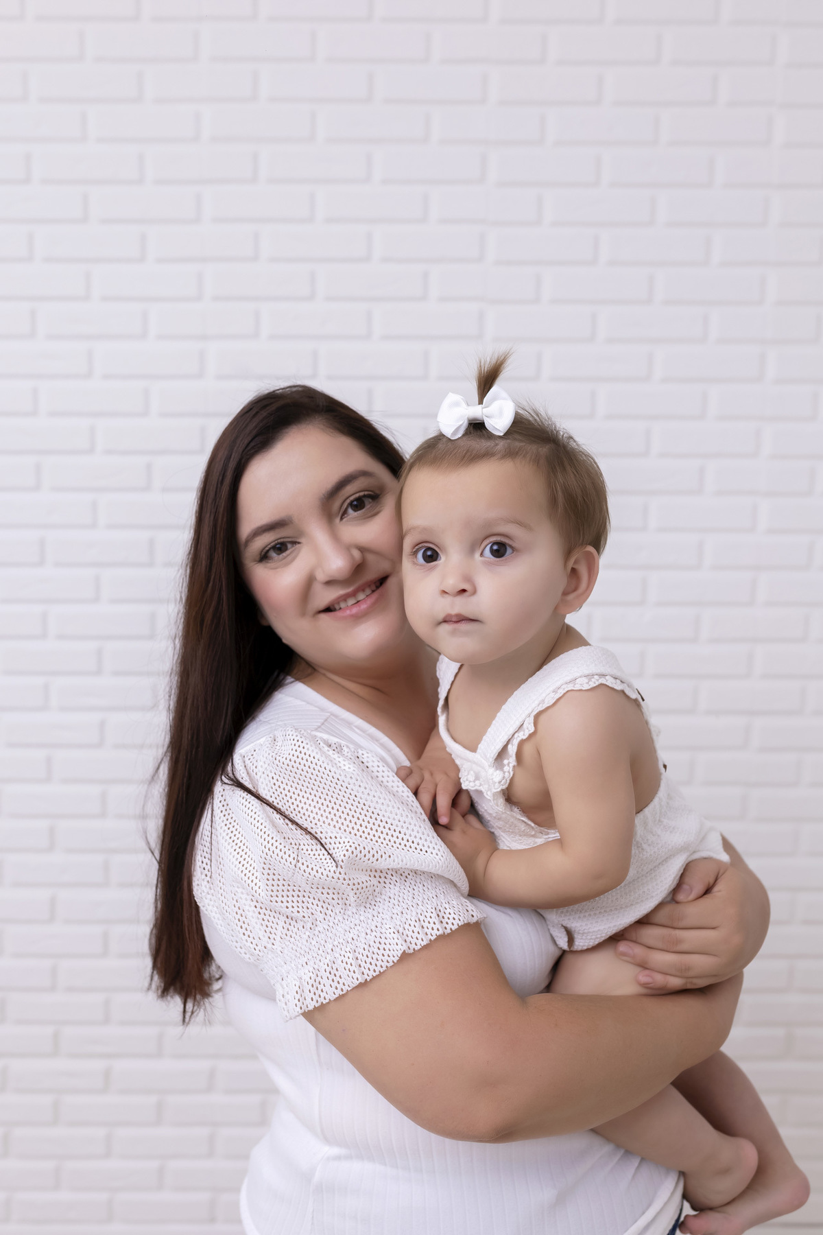 Bebê em ensaio Smash the Fruit tema sol com frutas frescas, cenário colorido e alegre, fotos de 1 ano em estúdio fotográfico em Caraguatatuba