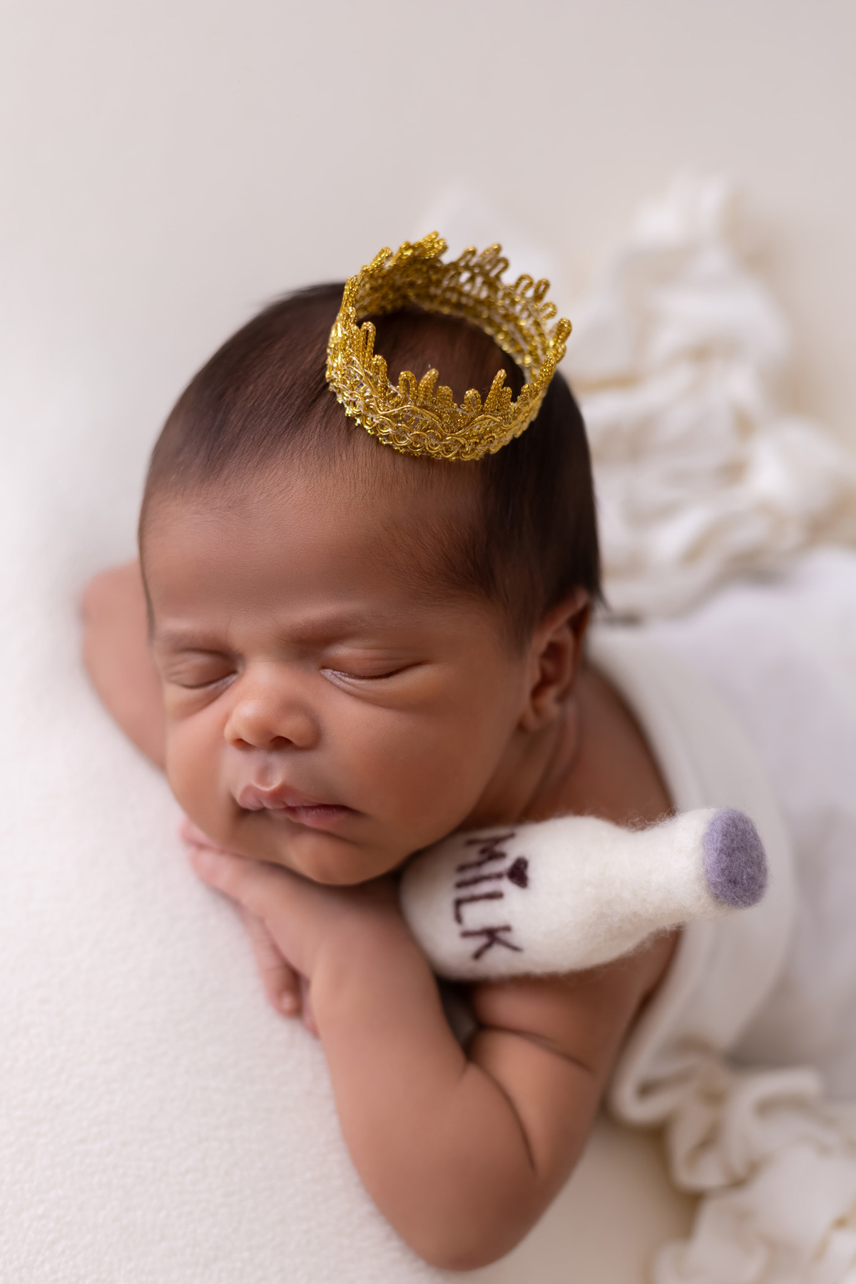 Ensaio newborn do Matheus realizado no estúdio On Click Fotografia em Caraguatatuba. Fotografia de recém-nascido com segurança, carinho e delicadeza.