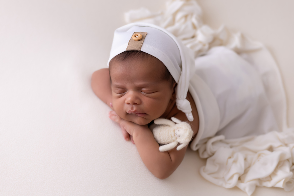 Ensaio newborn do Matheus realizado no estúdio On Click Fotografia em Caraguatatuba. Fotografia de recém-nascido com segurança, carinho e delicadeza.
