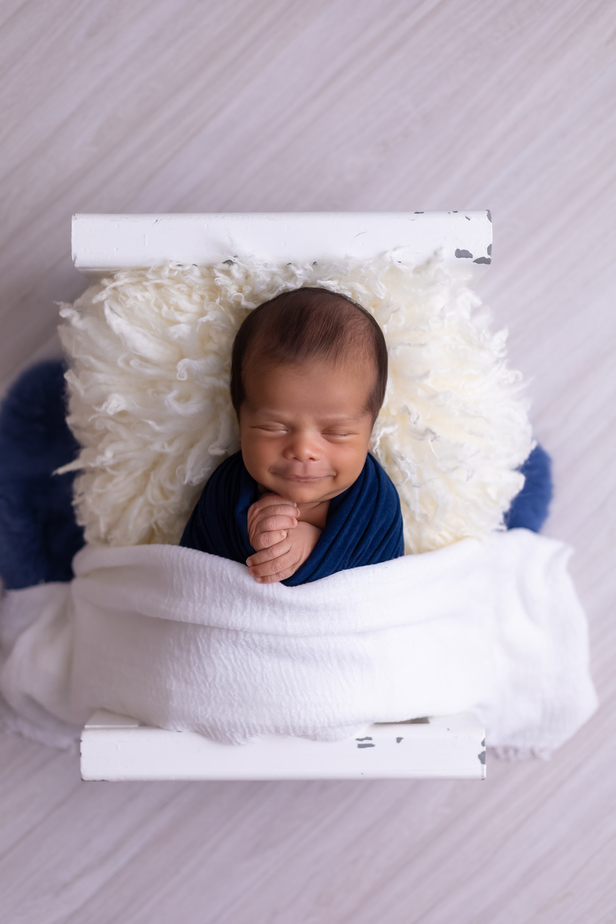 Ensaio newborn do Matheus realizado no estúdio On Click Fotografia em Caraguatatuba. Fotografia de recém-nascido com segurança, carinho e delicadeza.