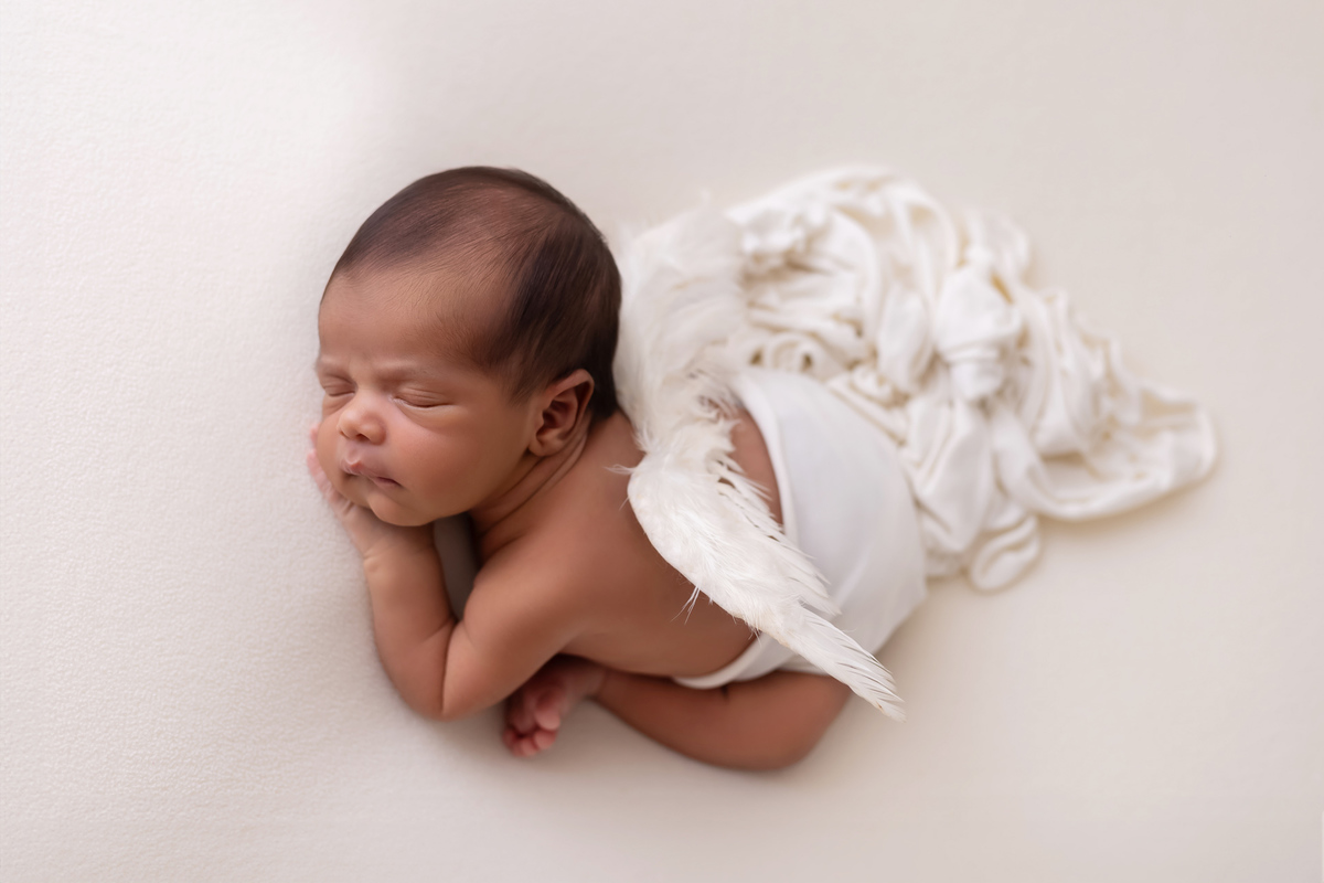 Ensaio newborn do Matheus realizado no estúdio On Click Fotografia em Caraguatatuba. Fotografia de recém-nascido com segurança, carinho e delicadeza.