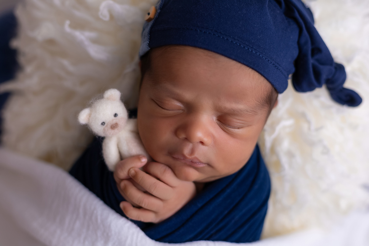 Ensaio newborn do Matheus realizado no estúdio On Click Fotografia em Caraguatatuba. Fotografia de recém-nascido com segurança, carinho e delicadeza.