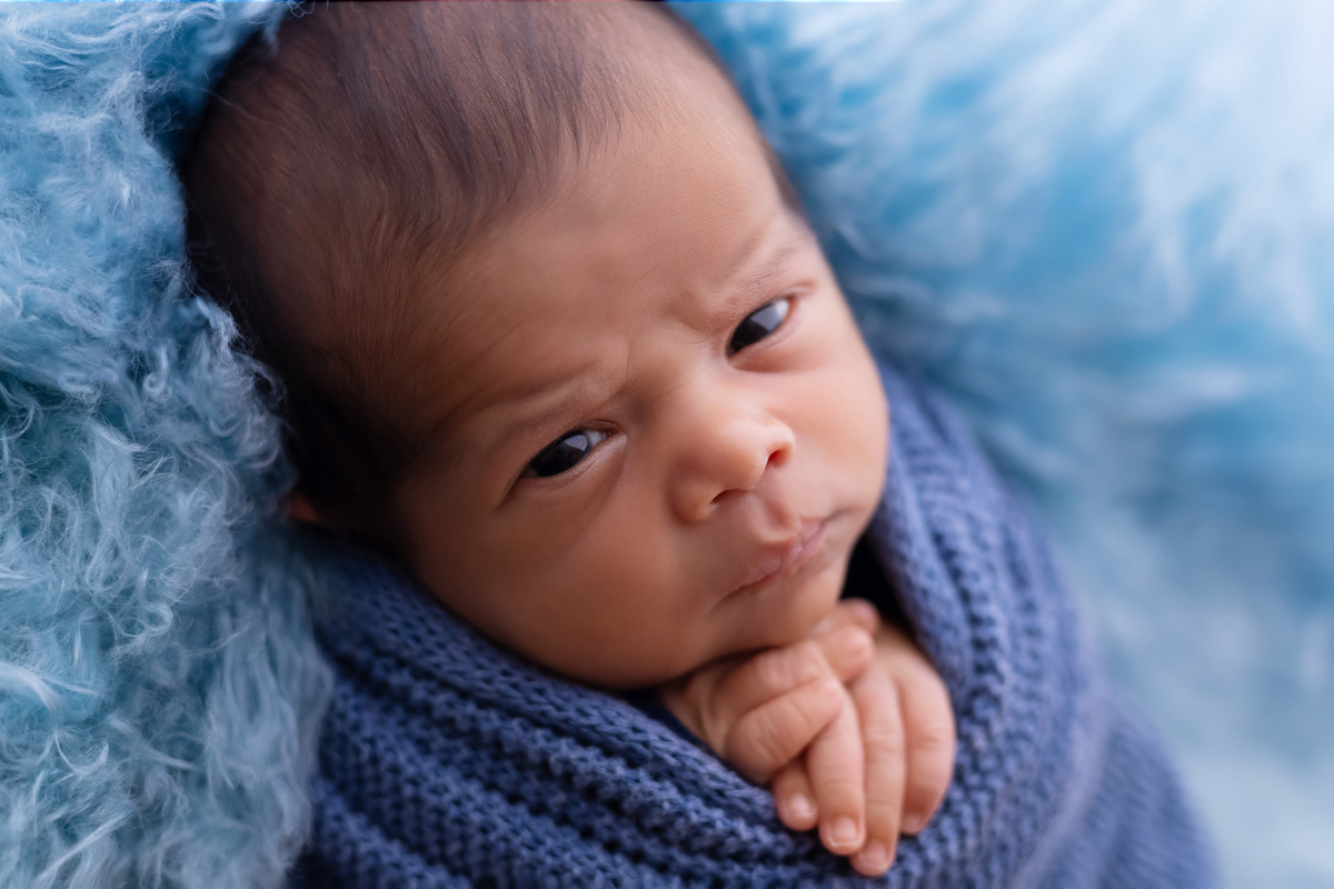 Ensaio newborn do Matheus realizado no estúdio On Click Fotografia em Caraguatatuba. Fotografia de recém-nascido com segurança, carinho e delicadeza.
