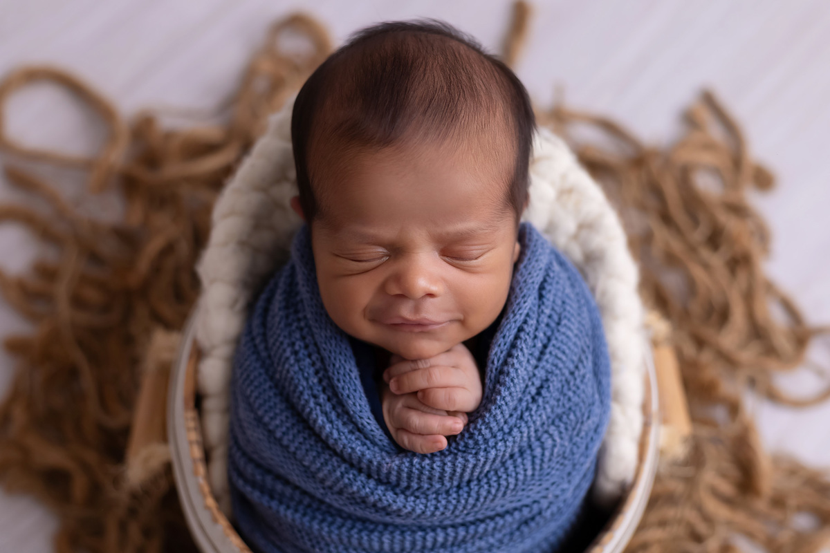 Ensaio newborn do Matheus realizado no estúdio On Click Fotografia em Caraguatatuba. Fotografia de recém-nascido com segurança, carinho e delicadeza.