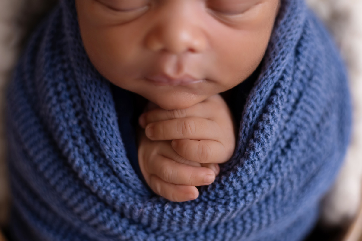 Ensaio newborn do Matheus realizado no estúdio On Click Fotografia em Caraguatatuba. Fotografia de recém-nascido com segurança, carinho e delicadeza.