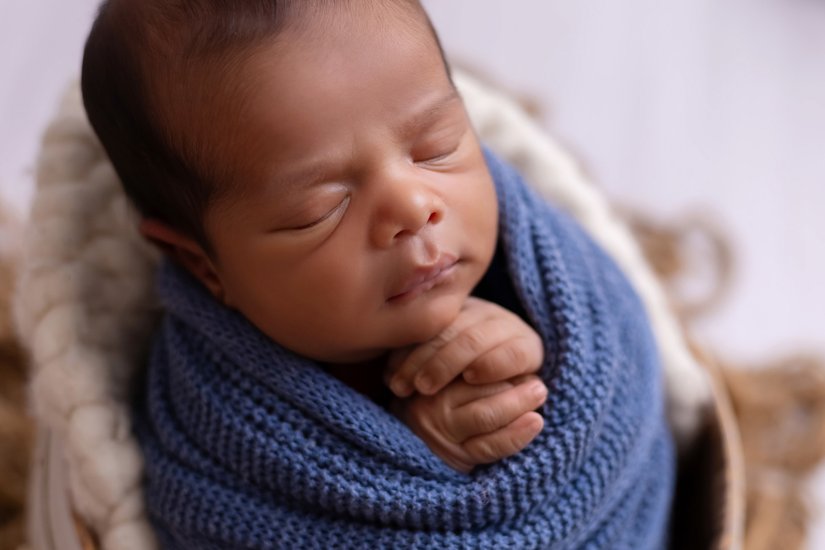 Ensaio newborn do Matheus realizado no estúdio On Click Fotografia em Caraguatatuba. Fotografia de recém-nascido com segurança, carinho e delicadeza.