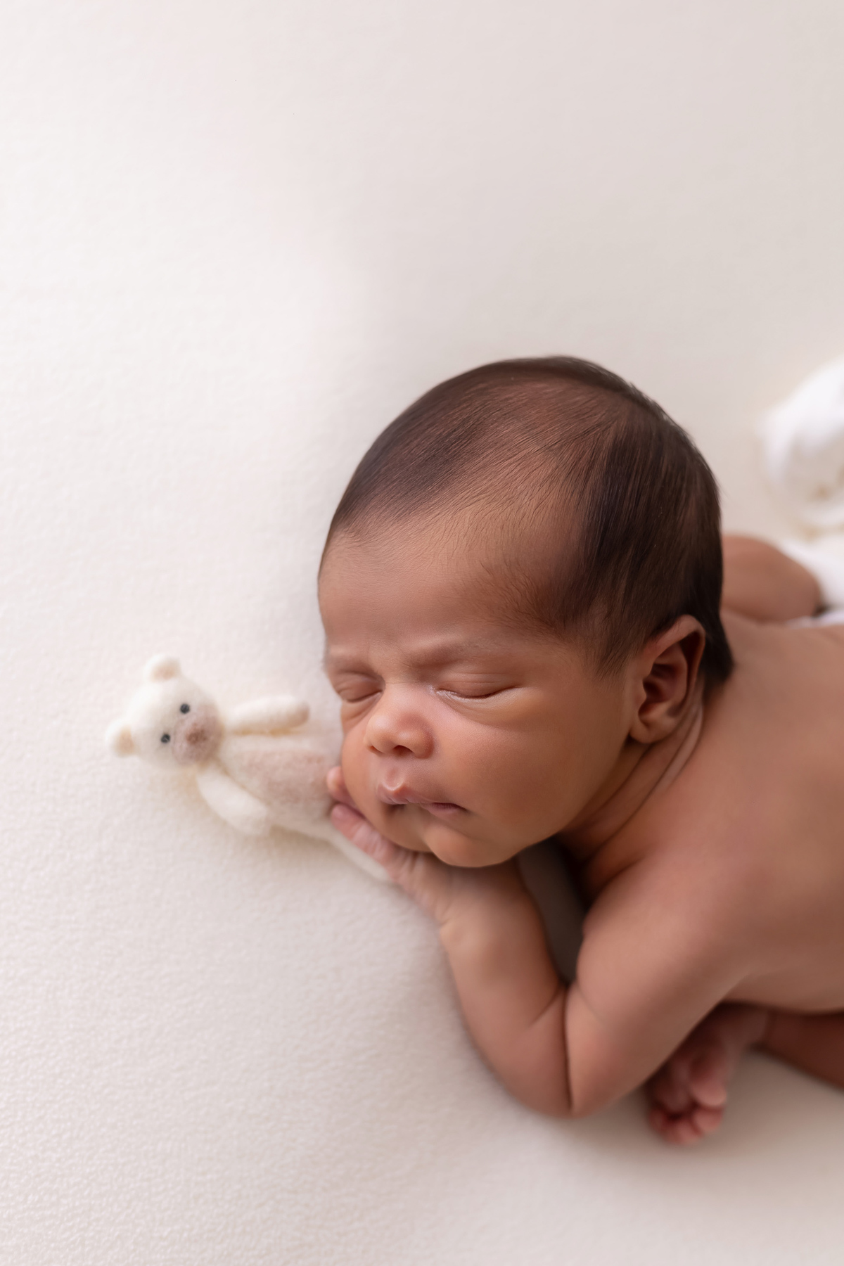 Ensaio newborn do Matheus realizado no estúdio On Click Fotografia em Caraguatatuba. Fotografia de recém-nascido com segurança, carinho e delicadeza.