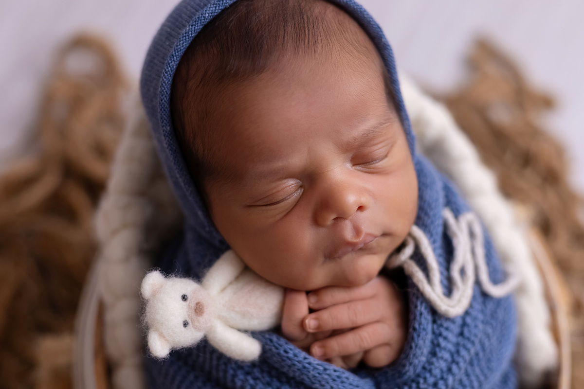 Ensaio newborn do Matheus realizado no estúdio On Click Fotografia em Caraguatatuba. Fotografia de recém-nascido com segurança, carinho e delicadeza.