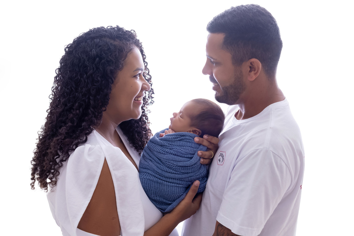 Ensaio newborn do Matheus realizado no estúdio On Click Fotografia em Caraguatatuba. Fotografia de recém-nascido com segurança, carinho e delicadeza.