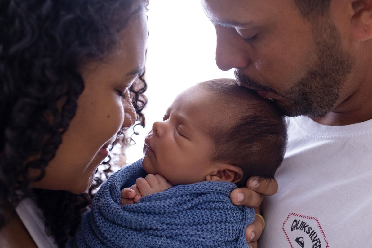 Ensaio newborn do Matheus realizado no estúdio On Click Fotografia em Caraguatatuba. Fotografia de recém-nascido com segurança, carinho e delicadeza.