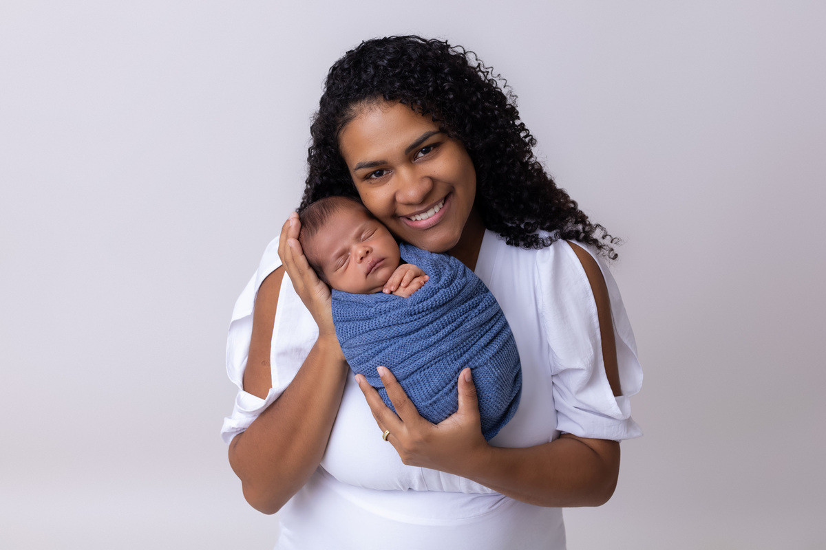 Ensaio newborn do Matheus realizado no estúdio On Click Fotografia em Caraguatatuba. Fotografia de recém-nascido com segurança, carinho e delicadeza.