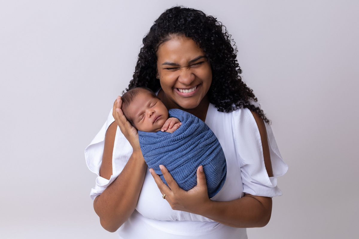 Ensaio newborn do Matheus realizado no estúdio On Click Fotografia em Caraguatatuba. Fotografia de recém-nascido com segurança, carinho e delicadeza.