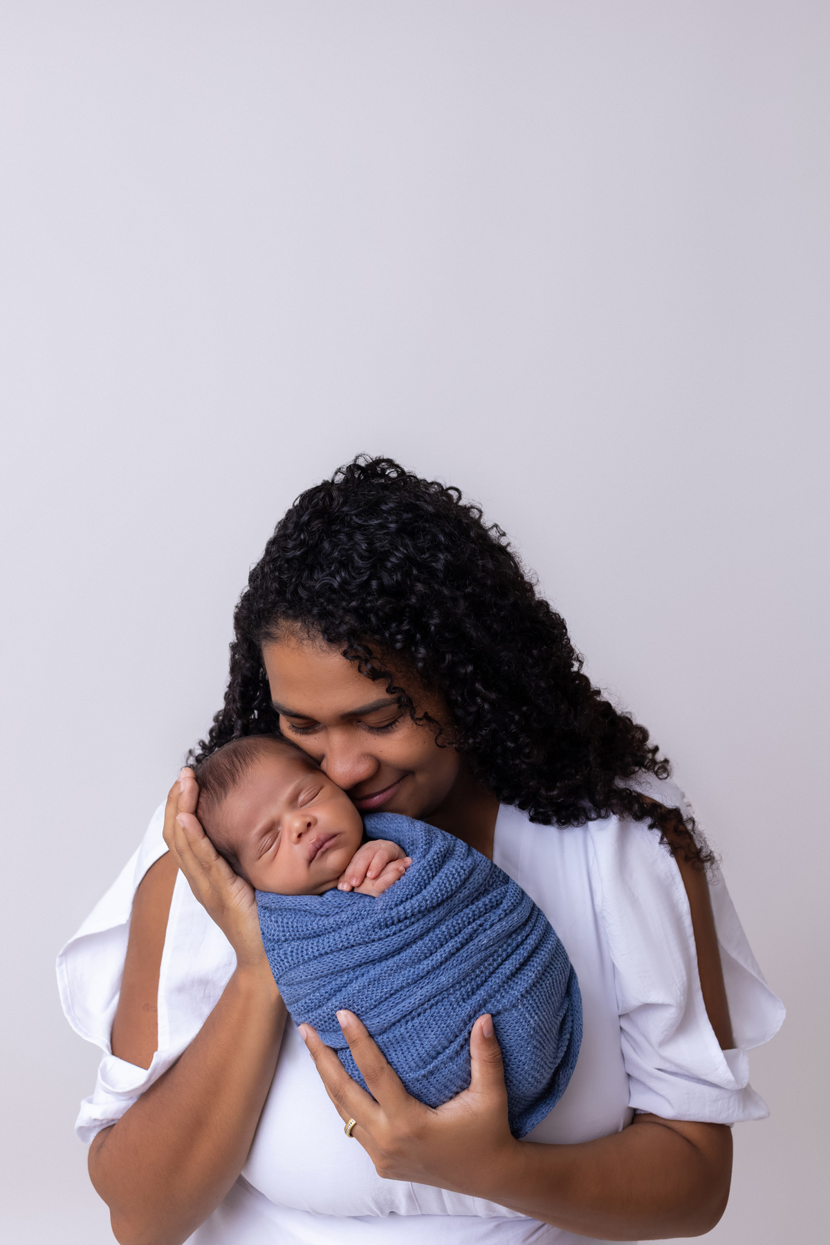 Ensaio newborn do Matheus realizado no estúdio On Click Fotografia em Caraguatatuba. Fotografia de recém-nascido com segurança, carinho e delicadeza.