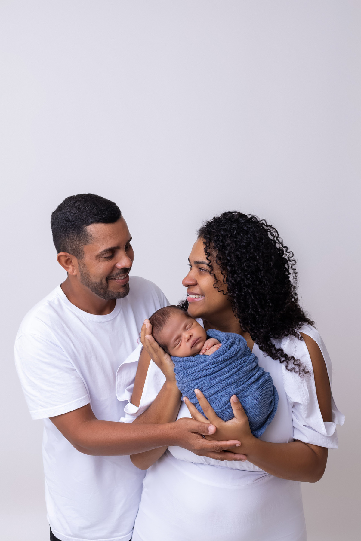 Ensaio newborn do Matheus realizado no estúdio On Click Fotografia em Caraguatatuba. Fotografia de recém-nascido com segurança, carinho e delicadeza.