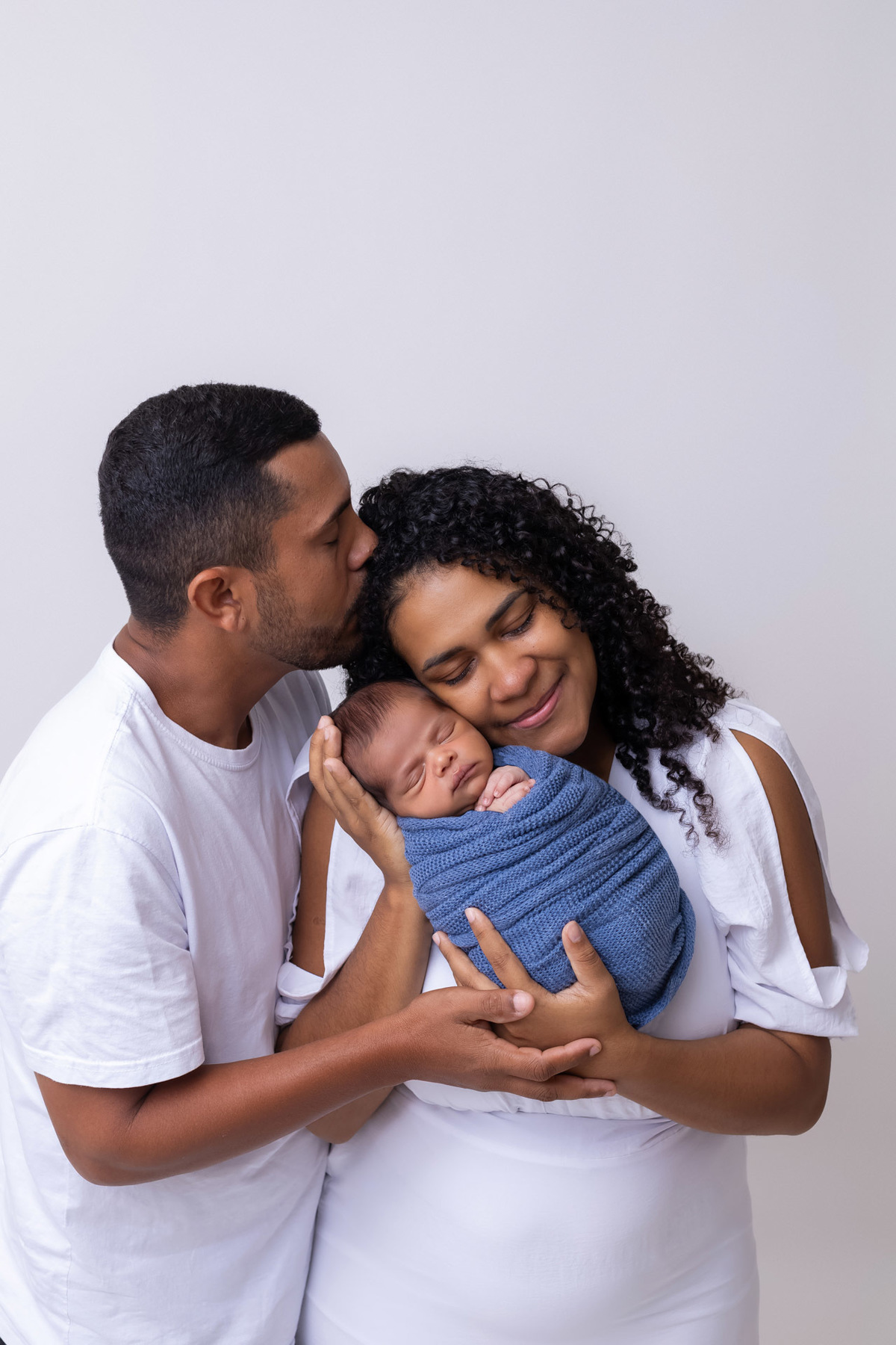 Ensaio newborn do Matheus realizado no estúdio On Click Fotografia em Caraguatatuba. Fotografia de recém-nascido com segurança, carinho e delicadeza.