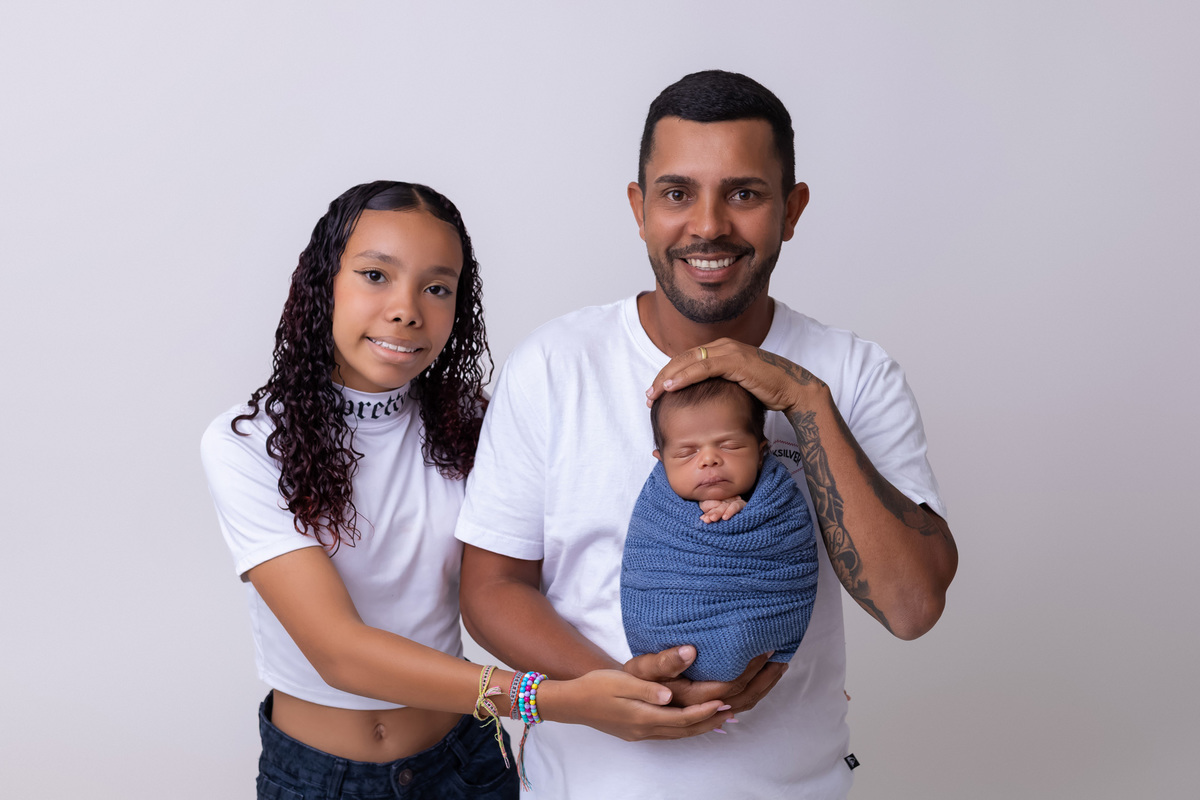 Ensaio newborn do Matheus realizado no estúdio On Click Fotografia em Caraguatatuba. Fotografia de recém-nascido com segurança, carinho e delicadeza.