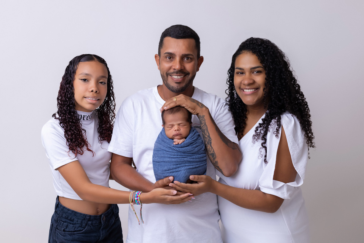Ensaio newborn do Matheus realizado no estúdio On Click Fotografia em Caraguatatuba. Fotografia de recém-nascido com segurança, carinho e delicadeza.