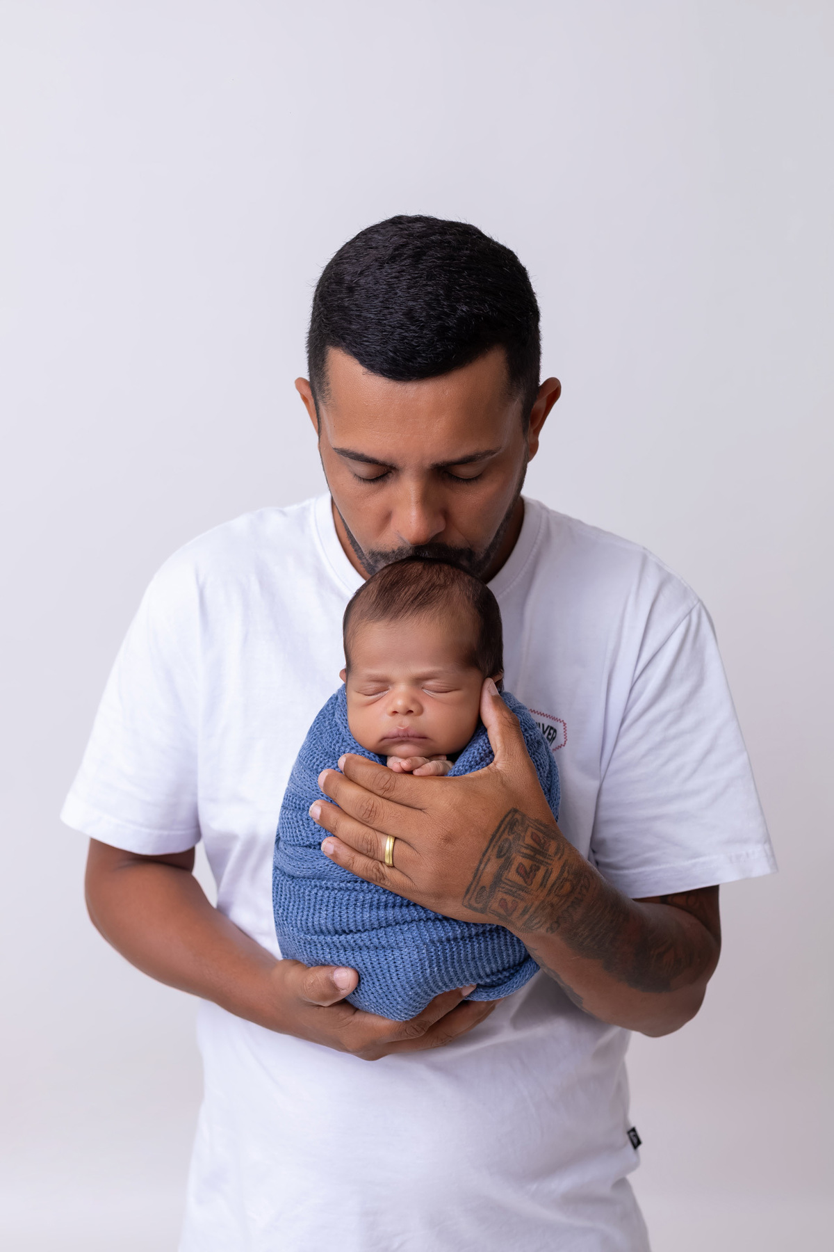 Ensaio newborn do Matheus realizado no estúdio On Click Fotografia em Caraguatatuba. Fotografia de recém-nascido com segurança, carinho e delicadeza.