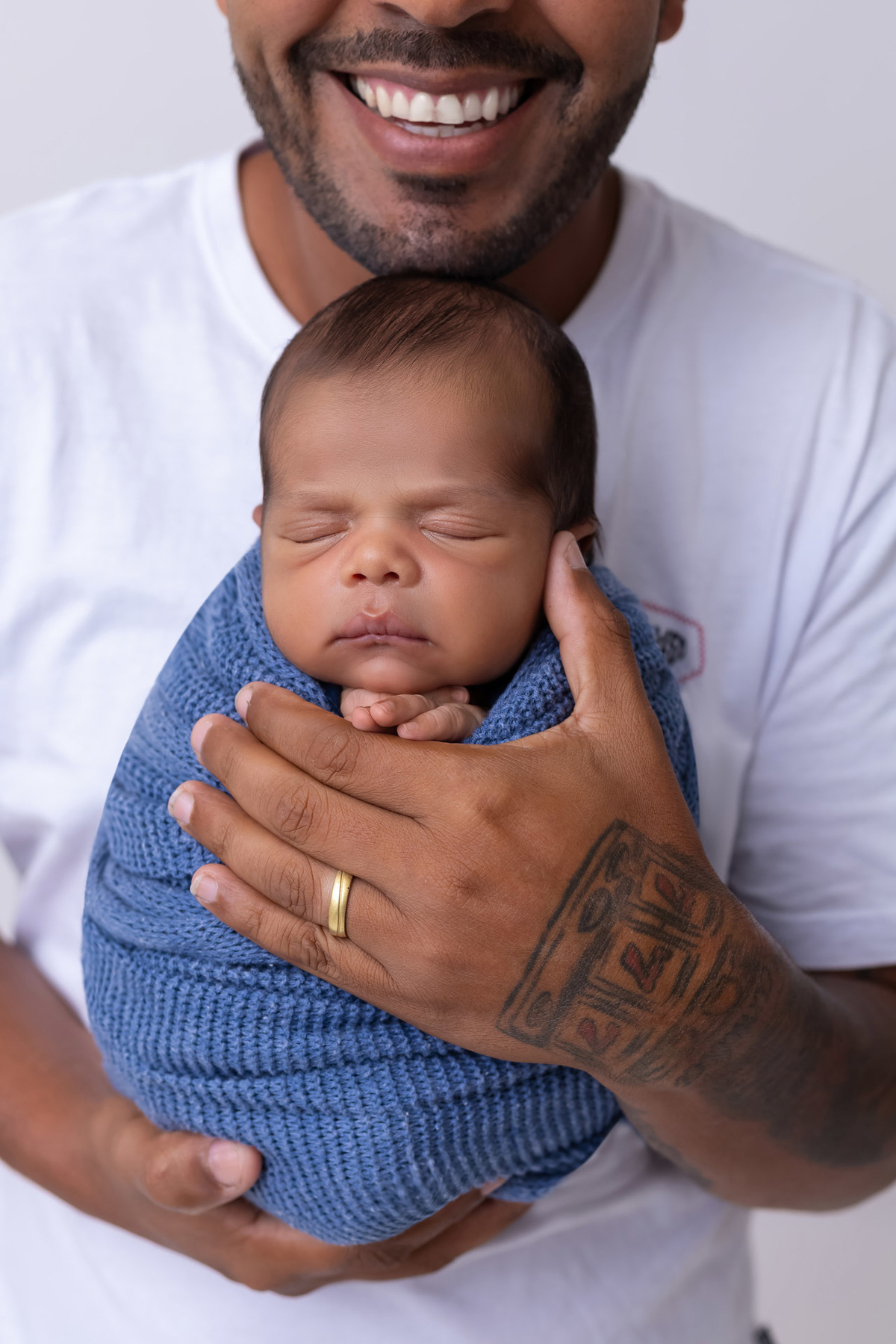 Ensaio newborn do Matheus realizado no estúdio On Click Fotografia em Caraguatatuba. Fotografia de recém-nascido com segurança, carinho e delicadeza.