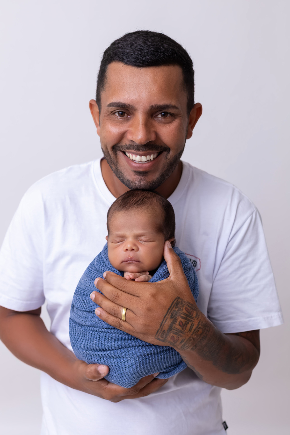 Ensaio newborn do Matheus realizado no estúdio On Click Fotografia em Caraguatatuba. Fotografia de recém-nascido com segurança, carinho e delicadeza.