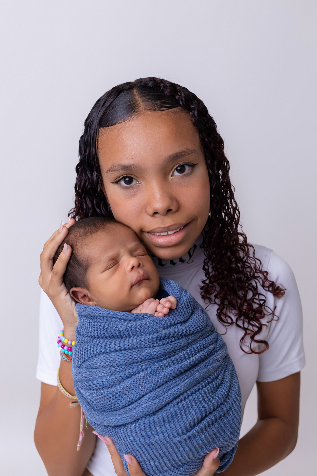 Ensaio newborn do Matheus realizado no estúdio On Click Fotografia em Caraguatatuba. Fotografia de recém-nascido com segurança, carinho e delicadeza.