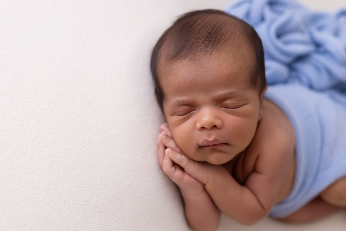 Ensaio newborn do Matheus realizado no estúdio On Click Fotografia em Caraguatatuba. Fotografia de recém-nascido com segurança, carinho e delicadeza.