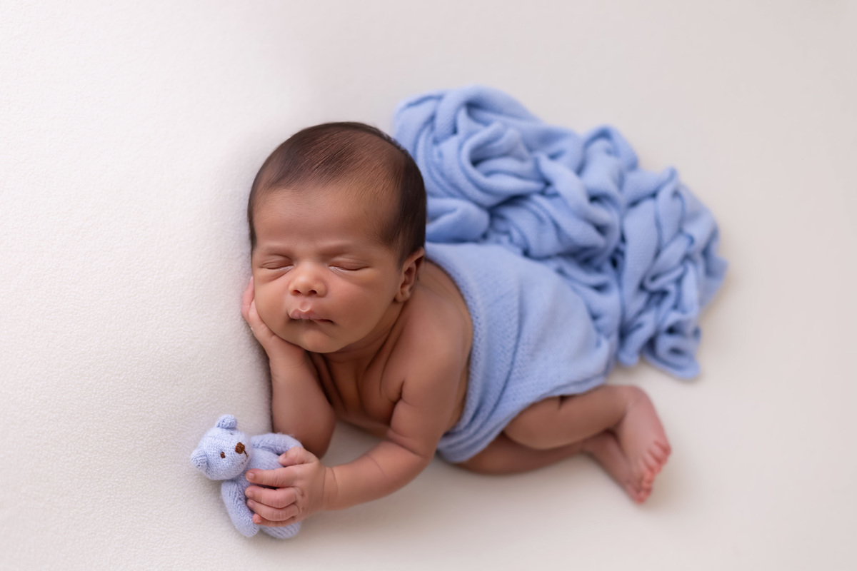 Ensaio newborn do Matheus realizado no estúdio On Click Fotografia em Caraguatatuba. Fotografia de recém-nascido com segurança, carinho e delicadeza.