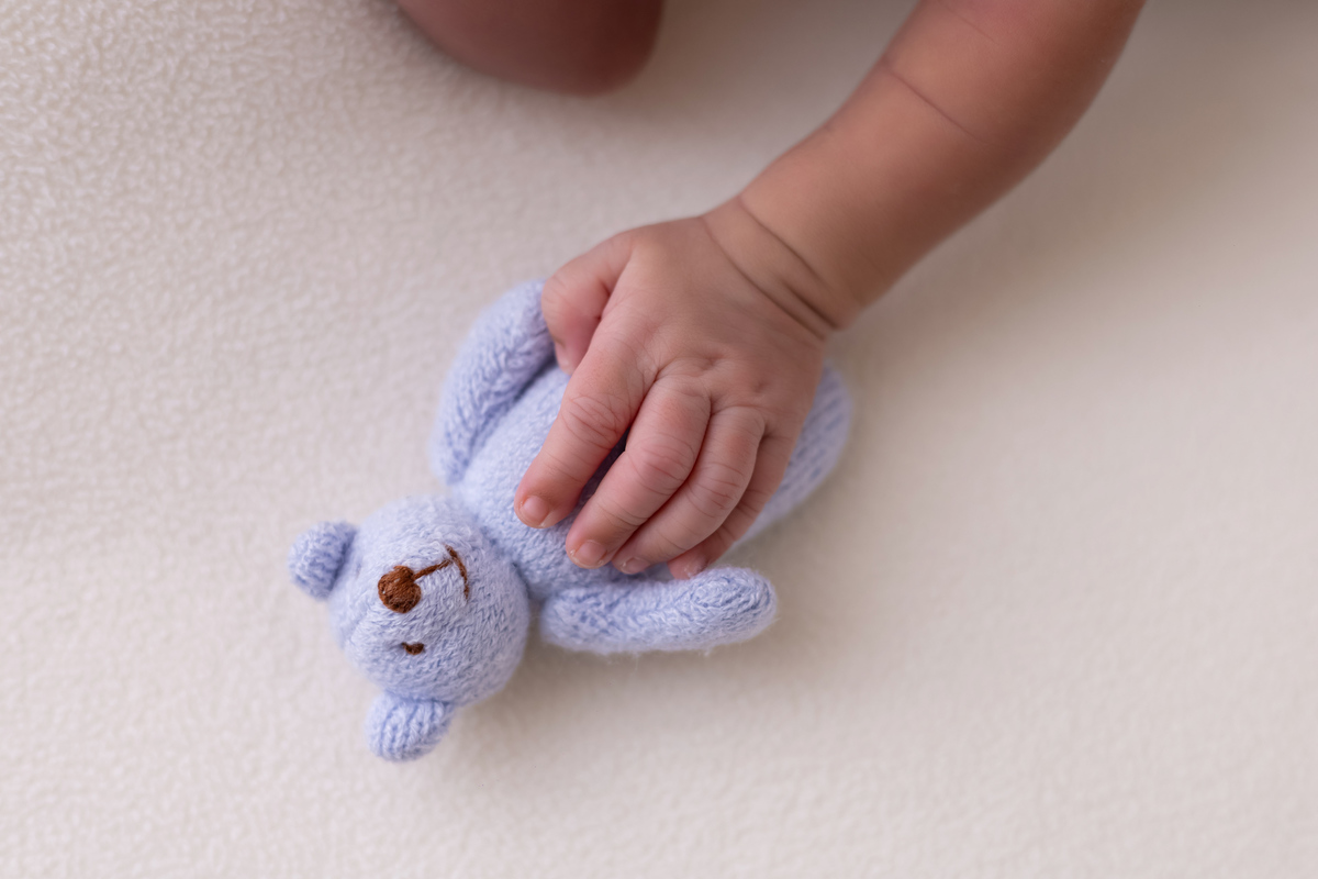 Ensaio newborn do Matheus realizado no estúdio On Click Fotografia em Caraguatatuba. Fotografia de recém-nascido com segurança, carinho e delicadeza.