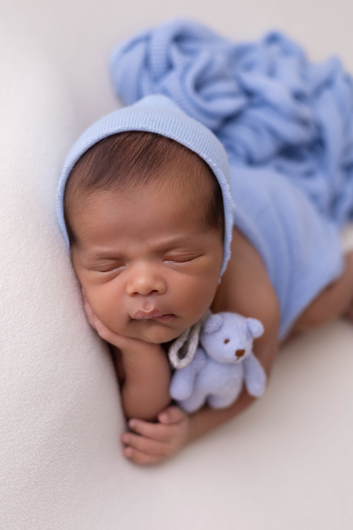 Ensaio newborn do Matheus realizado no estúdio On Click Fotografia em Caraguatatuba. Fotografia de recém-nascido com segurança, carinho e delicadeza.