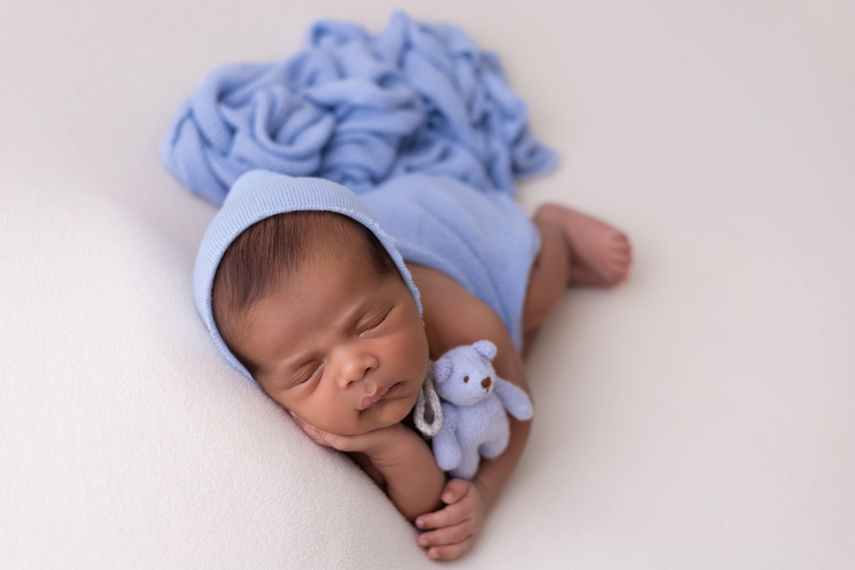 Ensaio newborn do Matheus realizado no estúdio On Click Fotografia em Caraguatatuba. Fotografia de recém-nascido com segurança, carinho e delicadeza.
