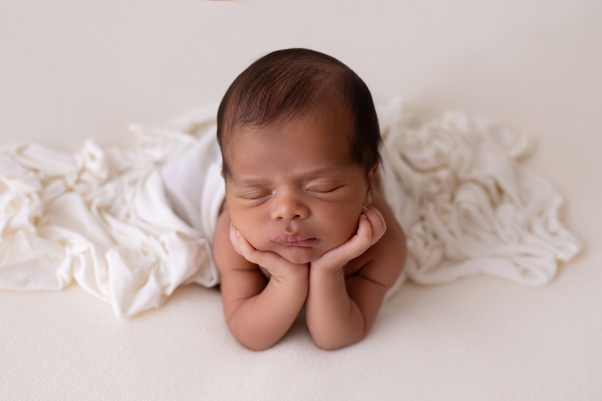 Ensaio newborn do Matheus realizado no estúdio On Click Fotografia em Caraguatatuba. Fotografia de recém-nascido com segurança, carinho e delicadeza.