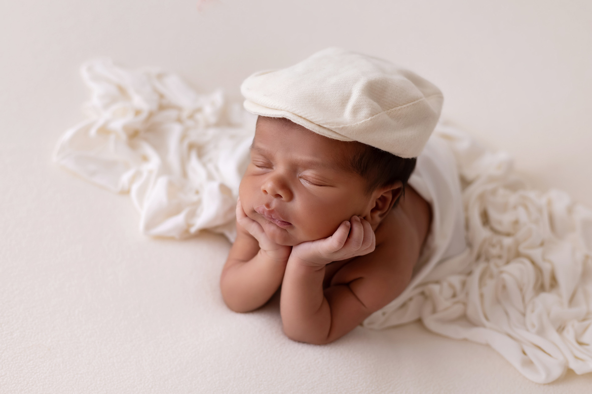 Ensaio newborn do Matheus realizado no estúdio On Click Fotografia em Caraguatatuba. Fotografia de recém-nascido com segurança, carinho e delicadeza.