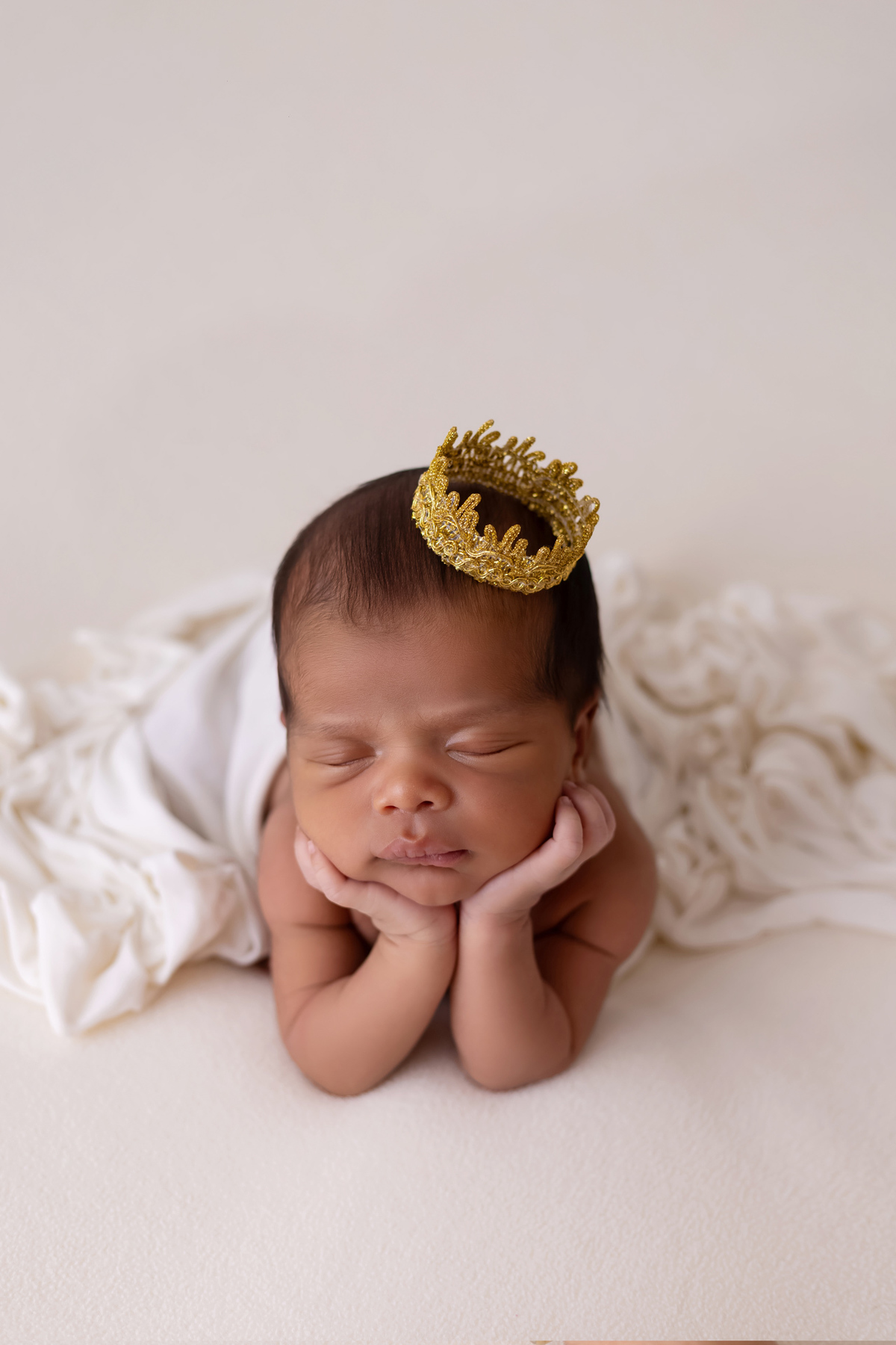 Ensaio newborn do Matheus realizado no estúdio On Click Fotografia em Caraguatatuba. Fotografia de recém-nascido com segurança, carinho e delicadeza.