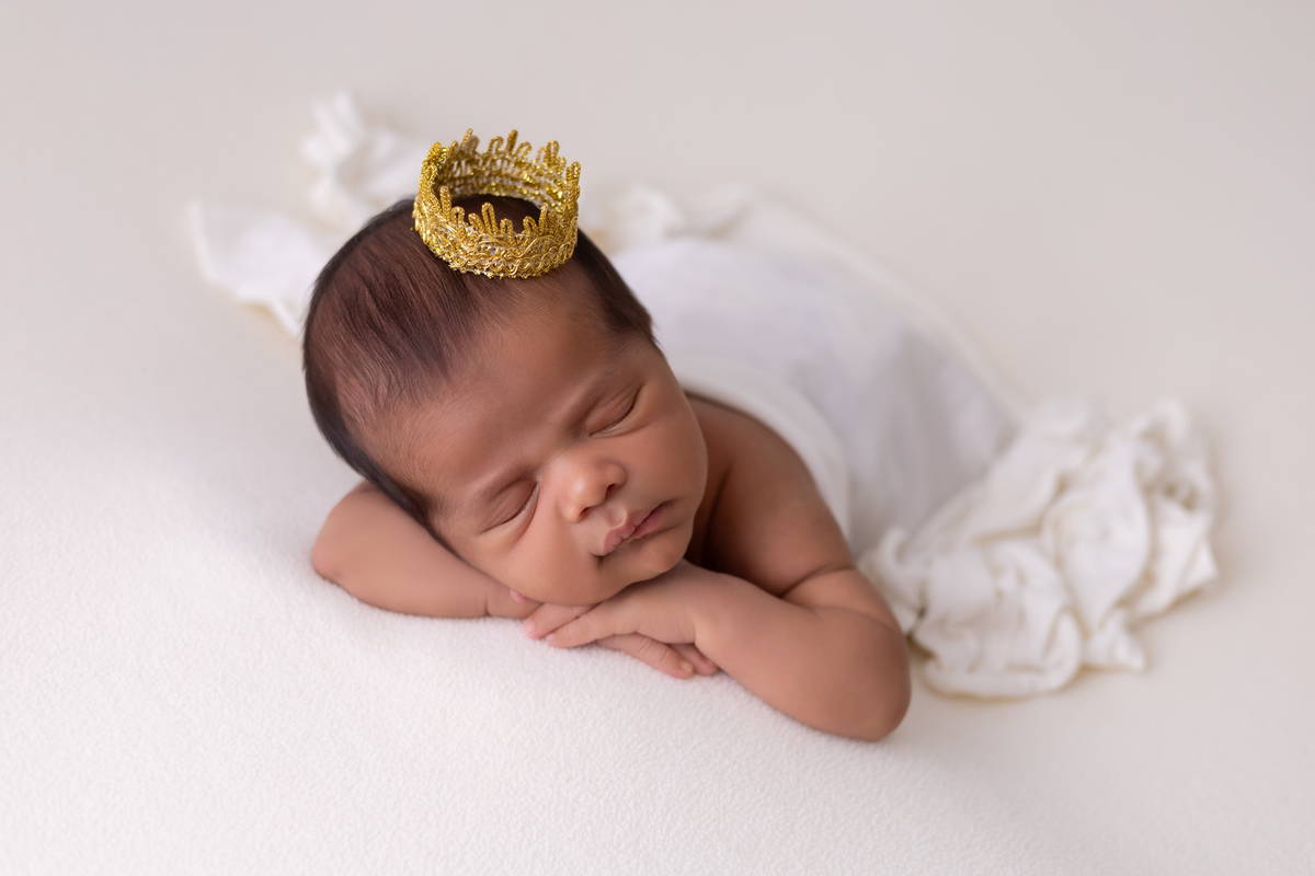 Ensaio newborn do Matheus realizado no estúdio On Click Fotografia em Caraguatatuba. Fotografia de recém-nascido com segurança, carinho e delicadeza.