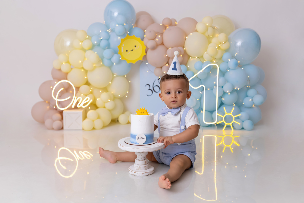 Bebê Heitor se divertindo com bolo no ensaio Smash the Cake de 1 ano em Caraguatatuba