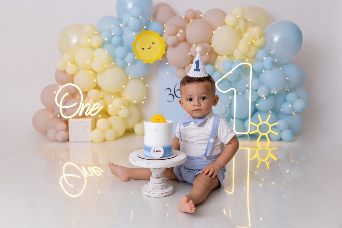 Bebê Heitor se divertindo com bolo no ensaio Smash the Cake de 1 ano em Caraguatatuba