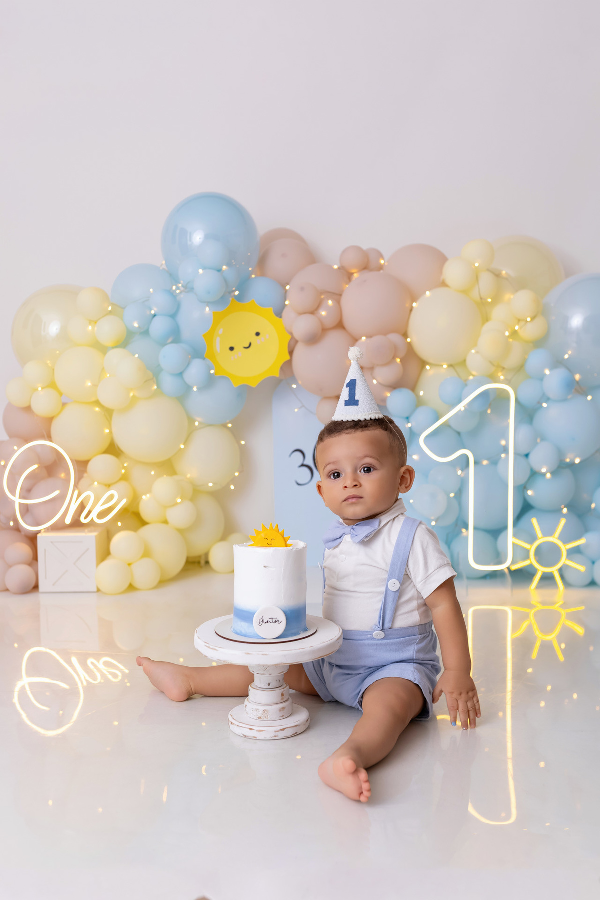Bebê Heitor se divertindo com bolo no ensaio Smash the Cake de 1 ano em Caraguatatuba