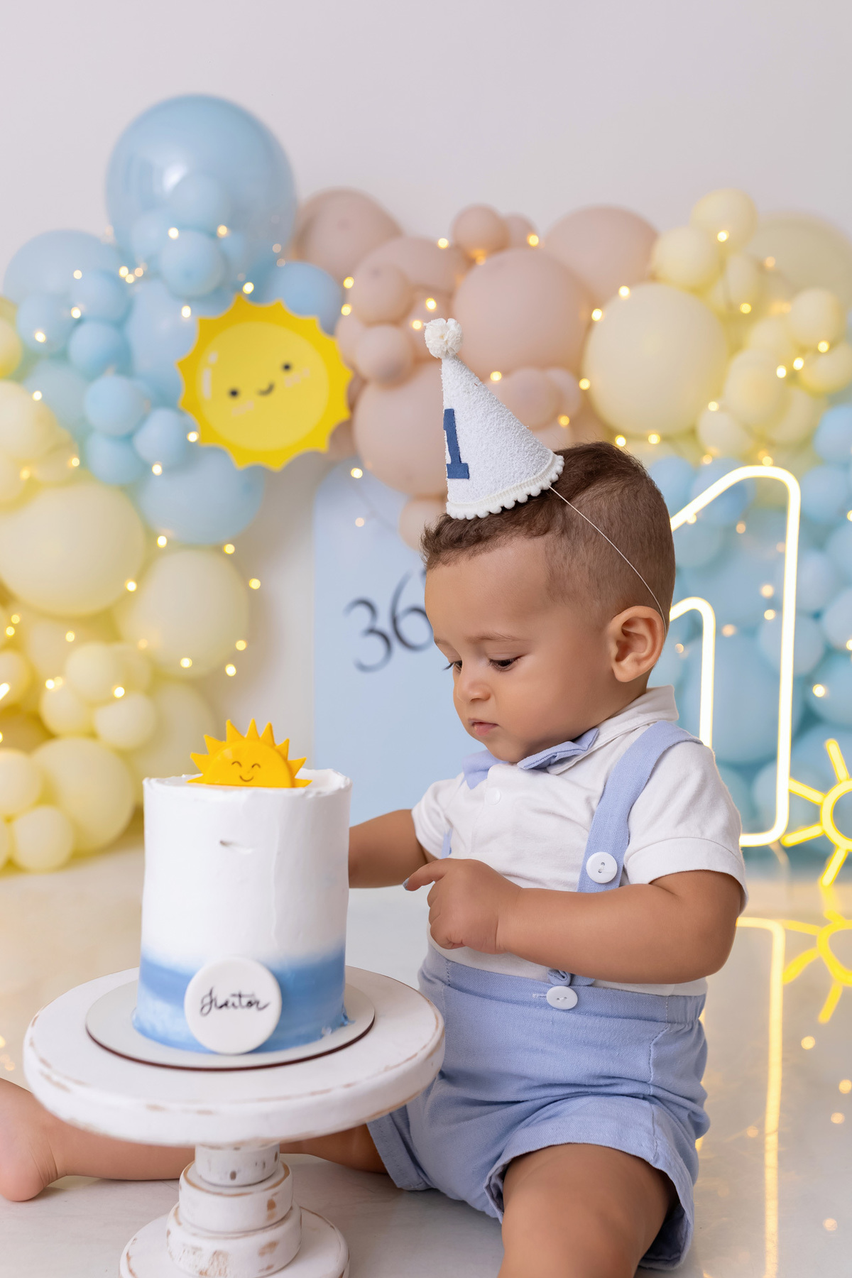 Bebê Heitor se divertindo com bolo no ensaio Smash the Cake de 1 ano em Caraguatatuba