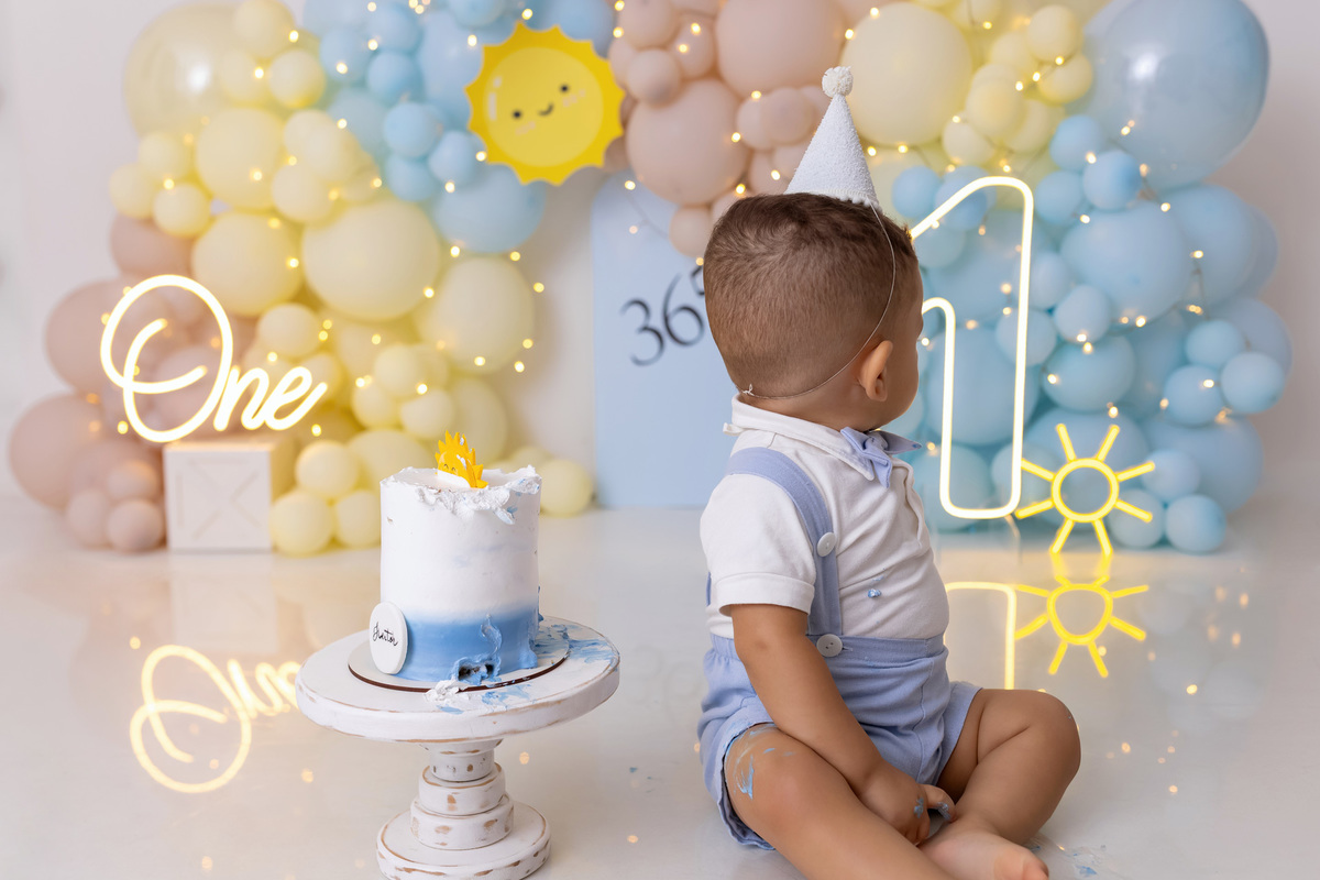Bebê Heitor se divertindo com bolo no ensaio Smash the Cake de 1 ano em Caraguatatuba