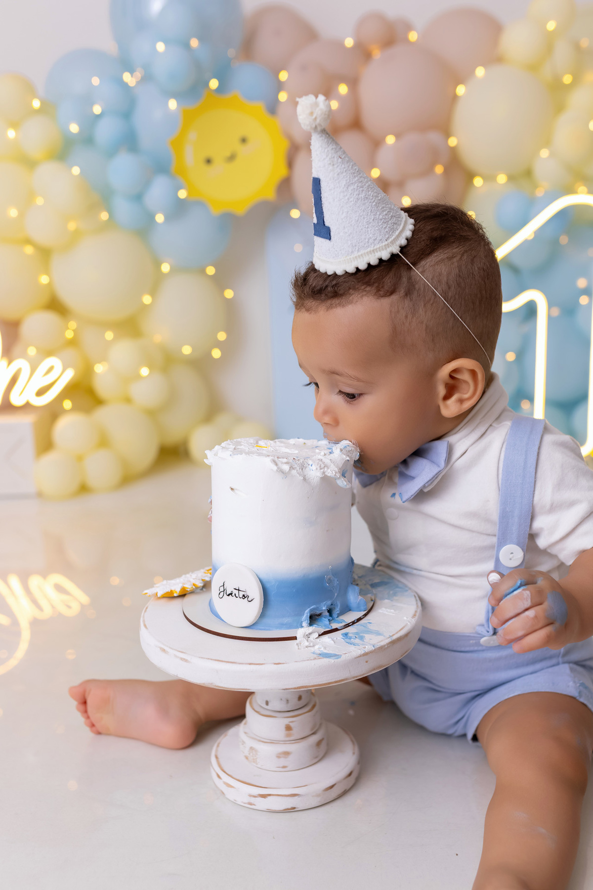 Bebê Heitor se divertindo com bolo no ensaio Smash the Cake de 1 ano em Caraguatatuba