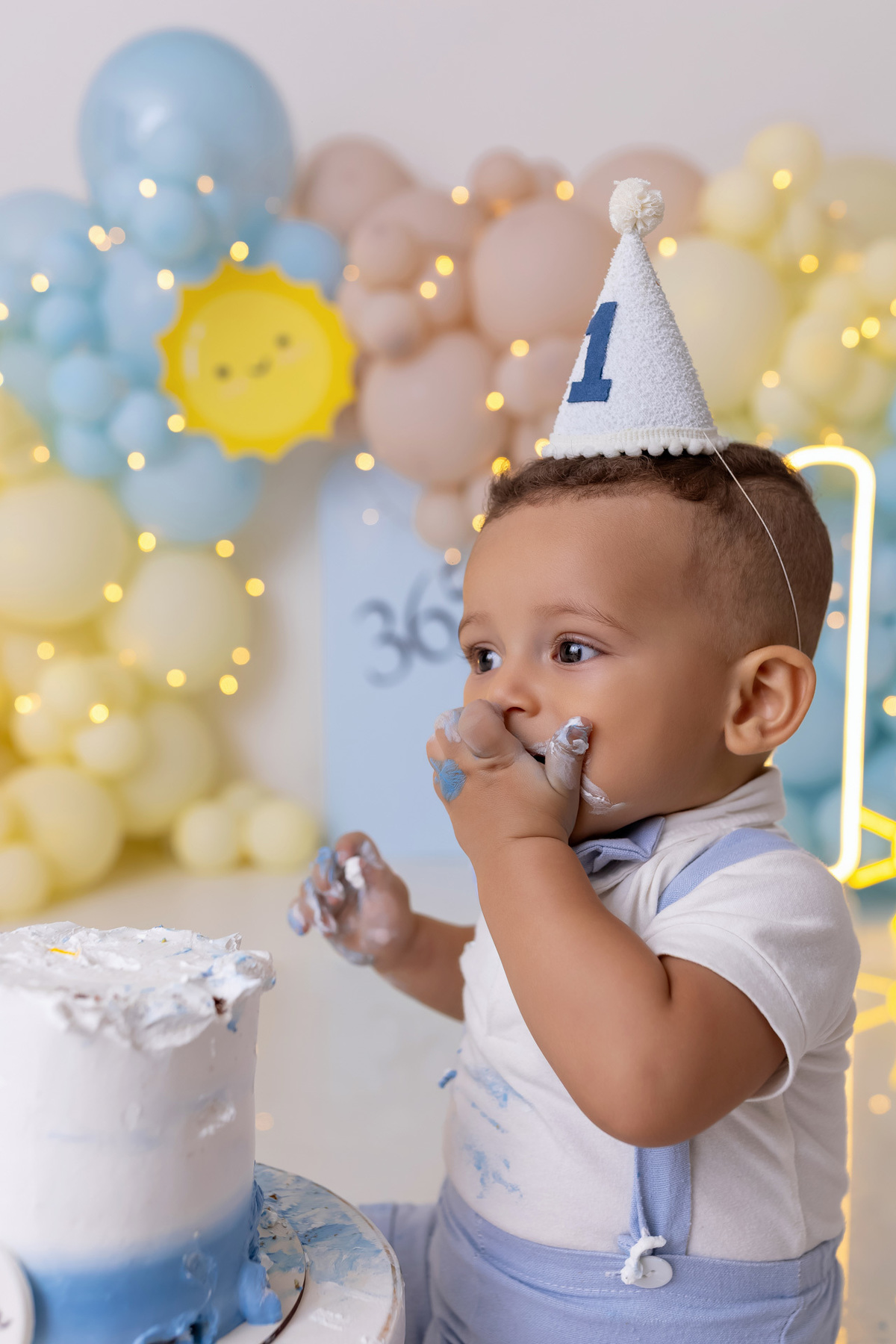 Bebê Heitor se divertindo com bolo no ensaio Smash the Cake de 1 ano em Caraguatatuba