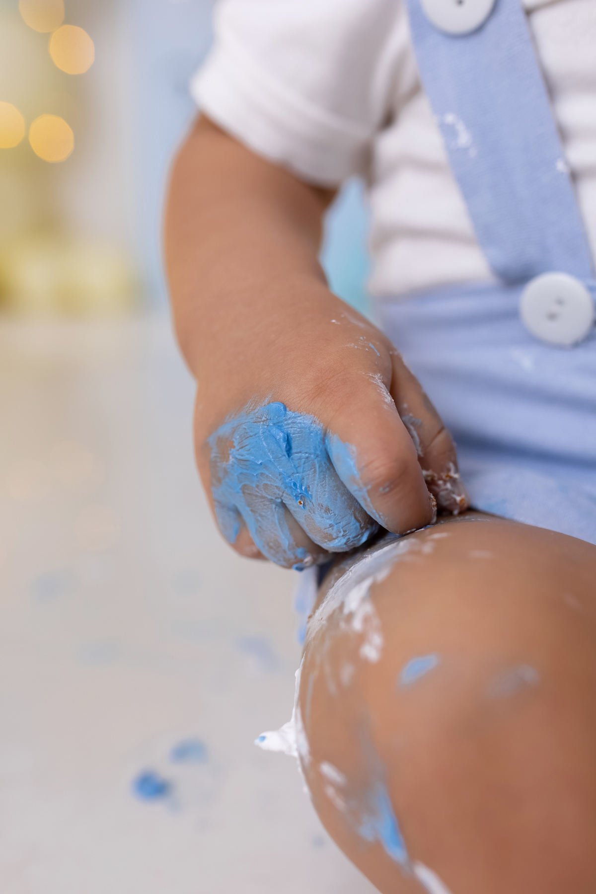 Bebê Heitor se divertindo com bolo no ensaio Smash the Cake de 1 ano em Caraguatatuba