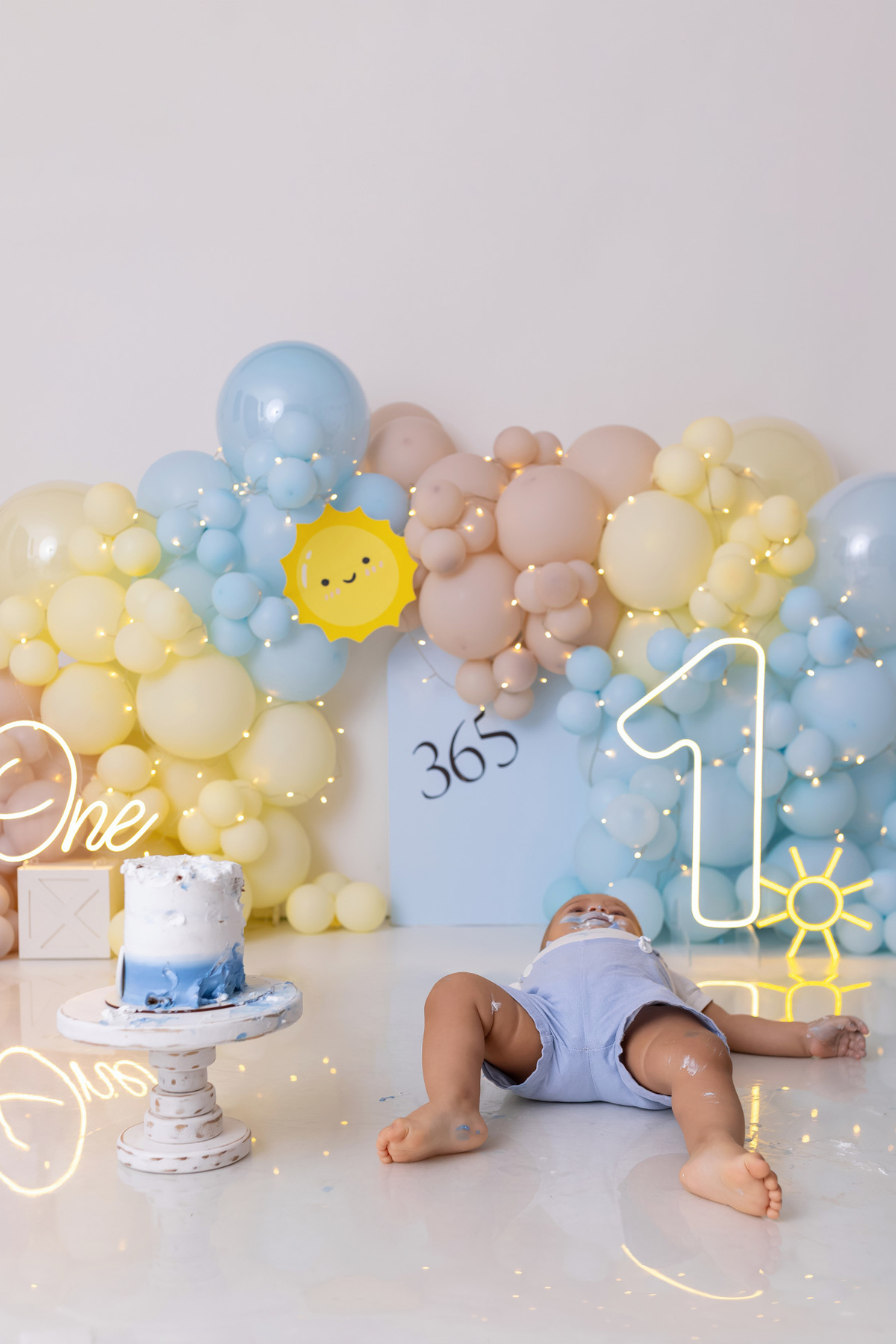 Bebê Heitor se divertindo com bolo no ensaio Smash the Cake de 1 ano em Caraguatatuba