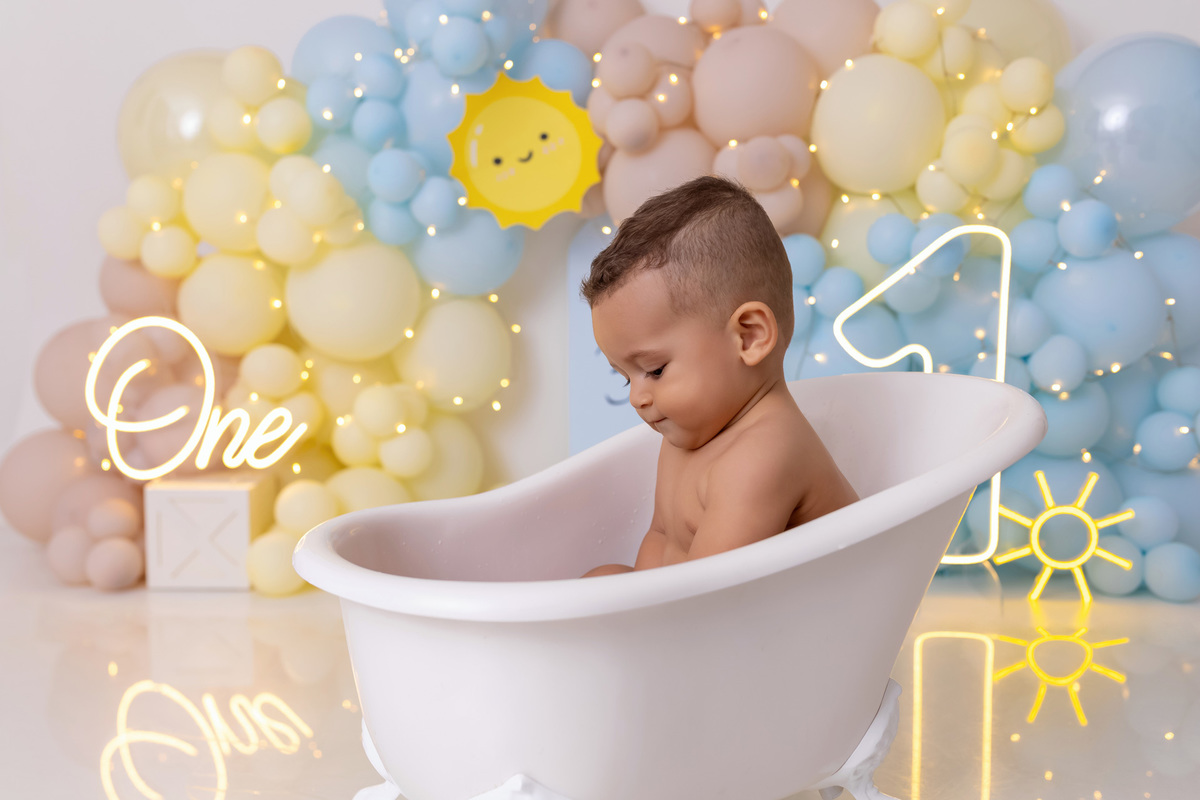 Bebê Heitor se divertindo com bolo no ensaio Smash the Cake de 1 ano em Caraguatatuba