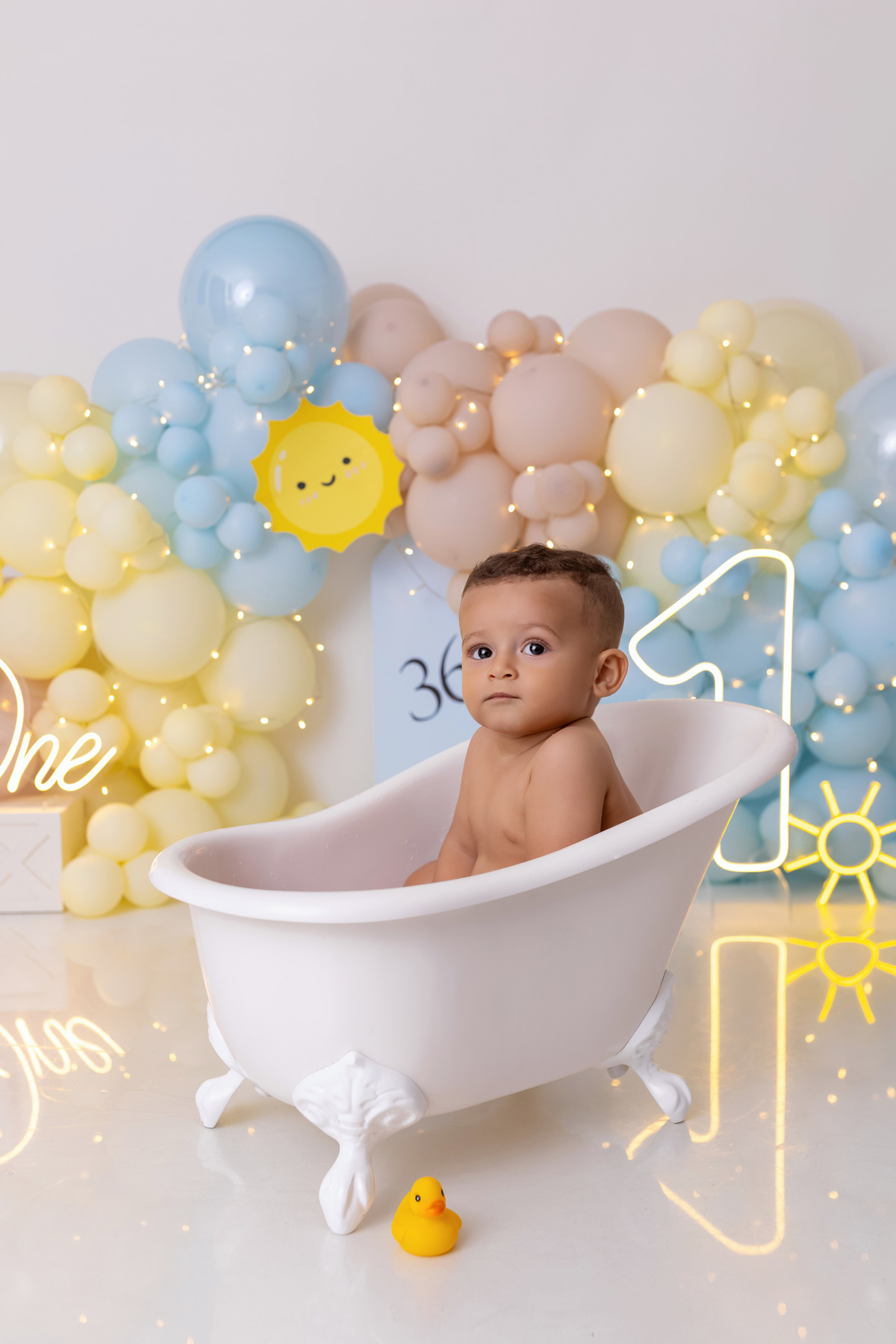 Bebê Heitor se divertindo com bolo no ensaio Smash the Cake de 1 ano em Caraguatatuba