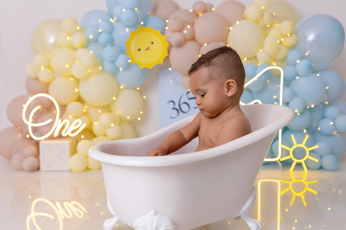 Bebê Heitor se divertindo com bolo no ensaio Smash the Cake de 1 ano em Caraguatatuba