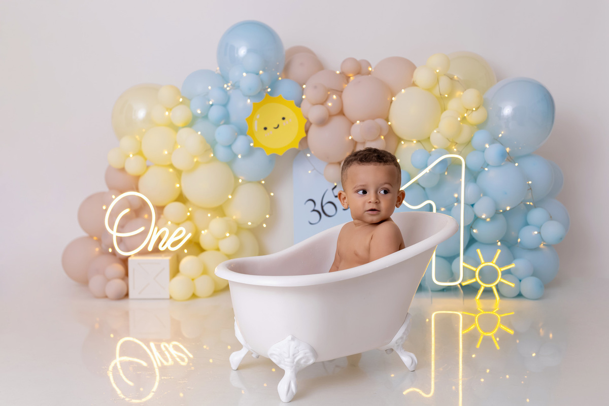 Bebê Heitor se divertindo com bolo no ensaio Smash the Cake de 1 ano em Caraguatatuba