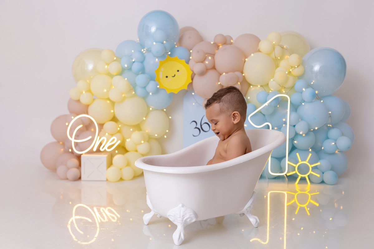 Bebê Heitor se divertindo com bolo no ensaio Smash the Cake de 1 ano em Caraguatatuba